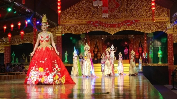 Farbenfrohe Kostüme und beindruckende Tänze ziehen die Besucher der Kulturshow in den Bann.