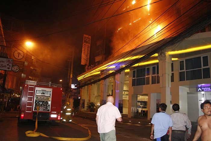 400 Touristen wurden am Freitag in den frühen Morgenstunden aus einem brennenden Hotel in der Soi Buakhao gerettet. Niemand wurde verletzt. Foto: Ruksiam News