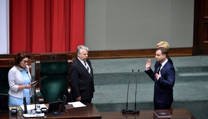 Polens Präsident Andrzej Duda (R) legt während der Zeremonie seiner Amtseinführung den Präsidenteneid ab. Foto: epa/Jacek Turczyk