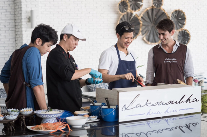 Die Teilnehmer werden in die kulinarischen Geheimnisse der Thai-Küche eingeweiht. Foto: Laksasubha Hua Hin