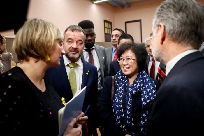 Chinas Konsul in Barcelona Lin Nan (R) kommt zu einem Treffen mit Kataloniens regionaler Gesundheitsministerin Alba Verges (L) und dem regionalen Außenminister Alfred Bosch (2-L) in Barcelona zusammen. Foto: epa/Quique Garcia