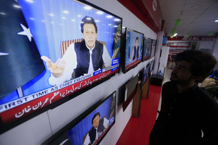 Ein pakistanischer Mann sieht sich die im Fernsehen übertragene 