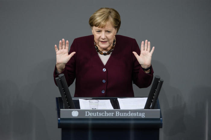 Bundeskanzlerin Angela Merkel hält eine Rede vor dem Deutschen Bundestag in Berlin. Foto: epa/Clemens Bilan