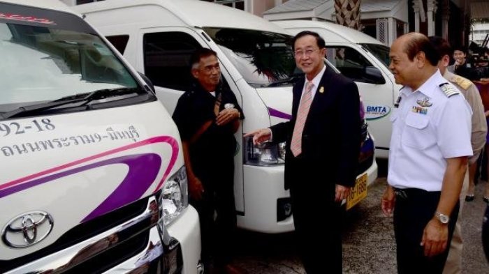 Übergabe der neuen Minibusse. Foto: National News Bureau Of Thailand
