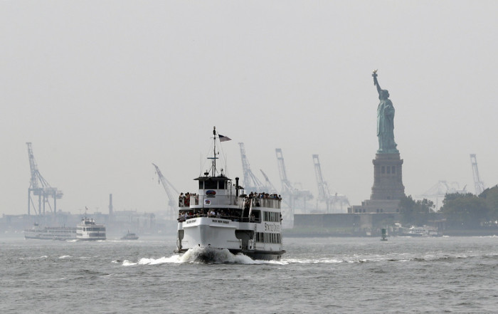 Touristenschiff vor der New Yorker Freiheitsstatue. Foto: epa/Jason Szenes