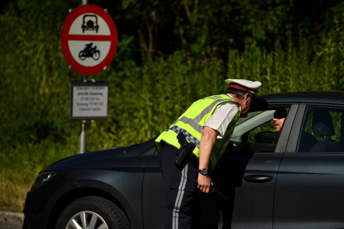 Die Österreichische Polizei kontrolliert den Verkehr an einer Autobahnausfahrt in Innsbruck. Archivfoto: epa/PHILIPP GUELLAND