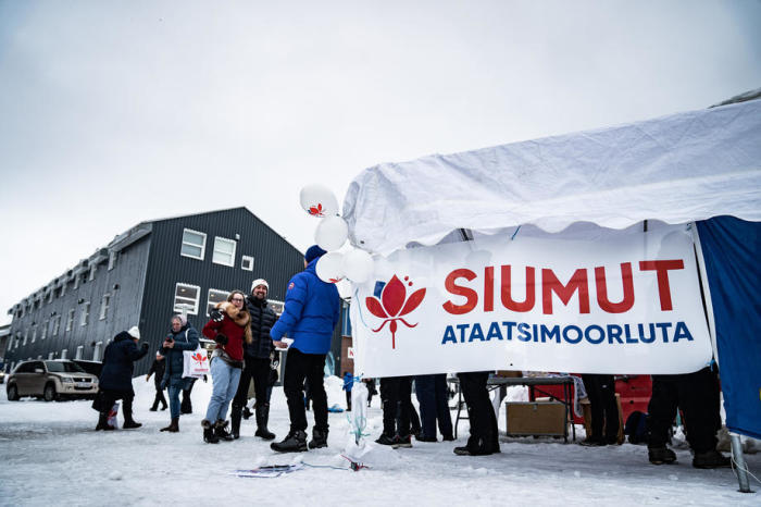 Kandidaten der Siumut-Partei verteilen Flugblätter in Nuuk. Foto: epa/Emil Helms