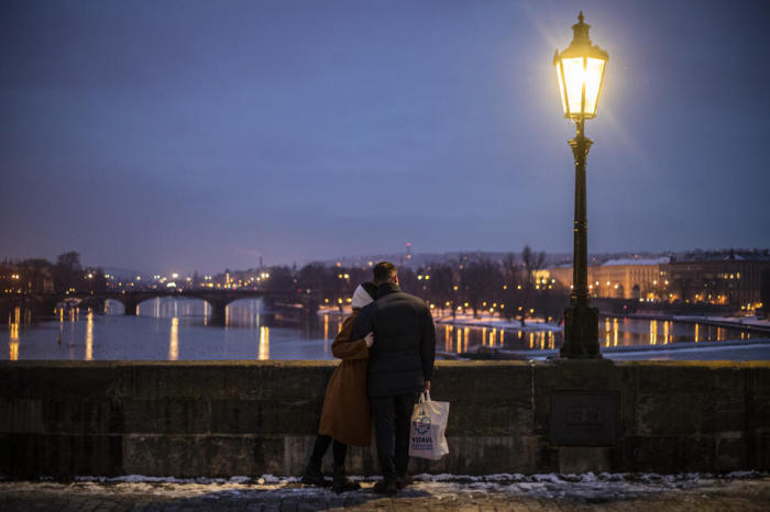 Ein Ehepaar schaut von der Karlsbrücke in Prag. Foto: epa/Martin Divisek