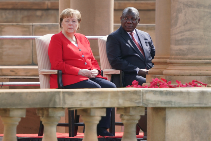 Bundeskanzlerin Angela Merkel (CDU) wird mit militärischen Ehren von Matamala Cyril Ramaphosa, Präsident von Südafrika, vor dem Präsidentenpalast empfangen. Foto: Kay Nietfeld/dpa