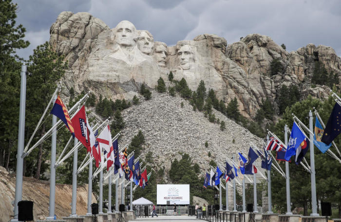 Arbeiter bereiten das Mount Rushmore National Monument für den Besuch von US-Präsident Donald J. Trump in Keystone, South Dakota, vor. Foto: epa/Tannen Maury