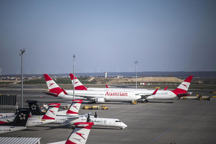 Die Flugzeuge von Austrian Airlines (AUA) sind auf dem internationalen Flughafen Wien (VIC) in Schwechat (Österreich) parkiert. Foto: epa/Christian Bruna