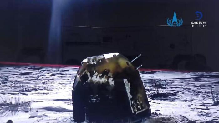 Die Nationale Raumfahrtbehörde Chinas (CNSA) zeigt die Kapsel der chinesischen Sonde Chang'e-5 nach der Landung im Siziwang-Banner. Foto: epa/China National Space Administrat