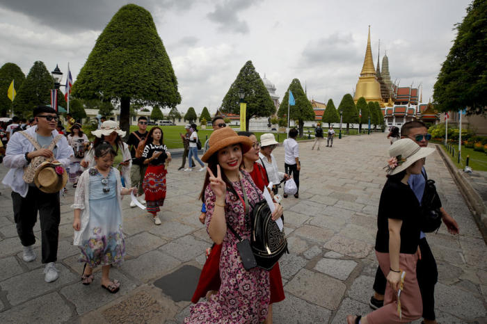 Chinesische Touristen im Großen Palast. Foto: epa/Diego Azubel