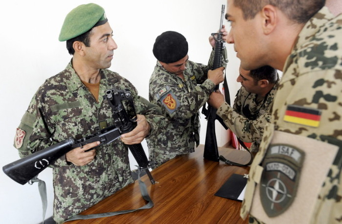 Ein deutscher Bundeswehrsoldat (R), der im deutschen ISAF-Kontingent dient, trainiert Soldaten der afghanischen Nationalarmee (ANA) in Camp Pamir, nahe Kunduz. Foto: epa/Maurizio Gambarini