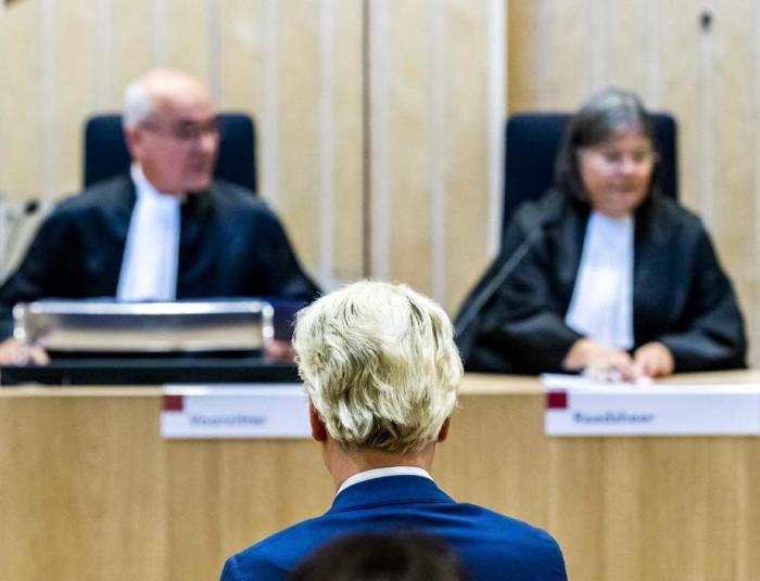 Der PVV-Vorsitzende Geert Wilders (C) sitzt am Berufungsgericht in Den Haag. Foto: epa/Remko De Waal