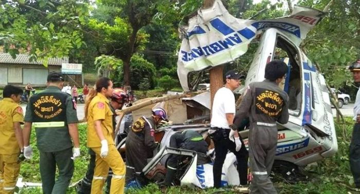 Der Krankenwagen wurde bei dem Unfall komplett zerstört. Foto: The Thaiger