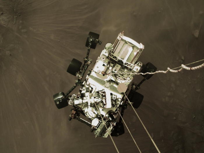 Die NASA zeigt ein hochauflösendes Standbild, das Teil eines Videos ist, das von mehreren Kameras aufgenommen wurde, als der Perseverance-Rover der NASA auf dem Mars aufsetzte. Foto: epa/Nasa/jpl-caltech Handout