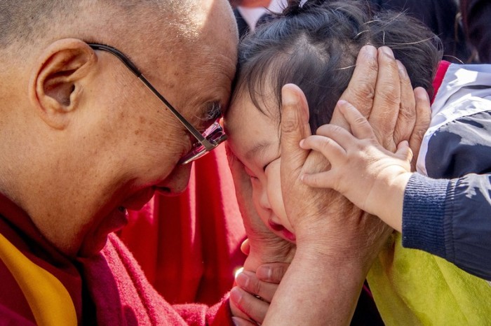 Der Dalai Lama begrüßt bei seiner Ankunft im Bilderberg Parkhotel in Rotterdam ein Kind. Foto: epa/Robin Utrecht