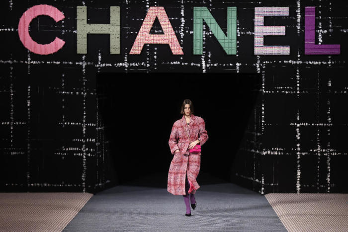 Die Herbst/Winter 2022/23 Damenkollektion der französischen Designerin Virginie Viard für das Modehaus Chanel während der Pariser Modewoche in Paris. Foto: epa/Ian Langsdon