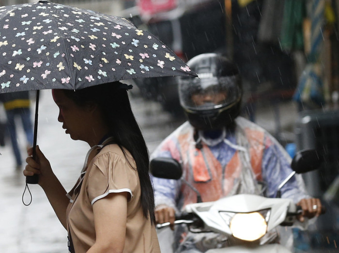 Im Norden und Nordosten aber auch im Osten und in der Zentralebene gilt in den nächsten Tagen: Regenschutz nicht vergessen! Foto: epa/Narong Sangnak