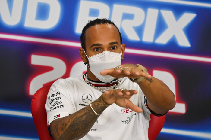 Formel 1, vor dem Grand Prix von Katar. Lewis Hamilton aus Großbritannien vom Team Mercedes gestikuliert während einer Pressekonferenz. Foto: Andrej Isakovic/Afp Pool/ap/dpa