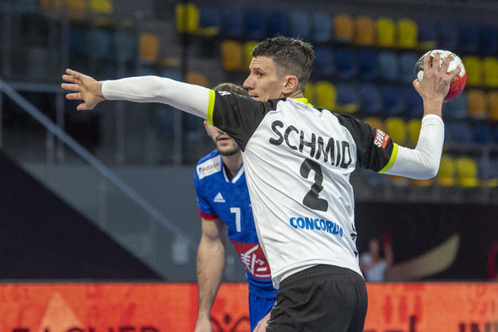 Schweizers Andy Schmid in Aktion während des Spiels zwischen Frankreich und der Schweiz bei der 27. Handball-Weltmeisterschaft der Männer in Gizeh. Foto: epa/Urs Flueeler