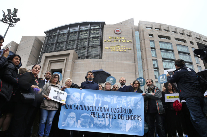 Menschenrechts-Aktivisten demonstrieren am 25.10.2017 vor einem Gericht in Istanbul (Türkei). Foto: dpa/Lefteris Pitarakis/AP