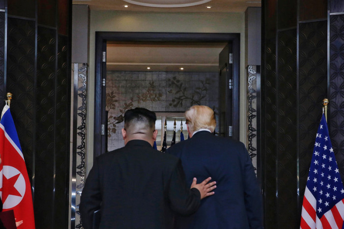 Nordkoreas Machthaber Kim Jong (l.) und US-Präsident Donald Trump (r.). Foto: epa/ Kevin Lim / THE STRAITS TIMES