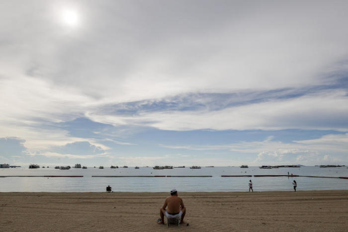 Am ersten Eröffnungstag der Wiedereröffnung in Pattaya sitzt ein Mann am Strand. Foto: epa/Diego Azubel