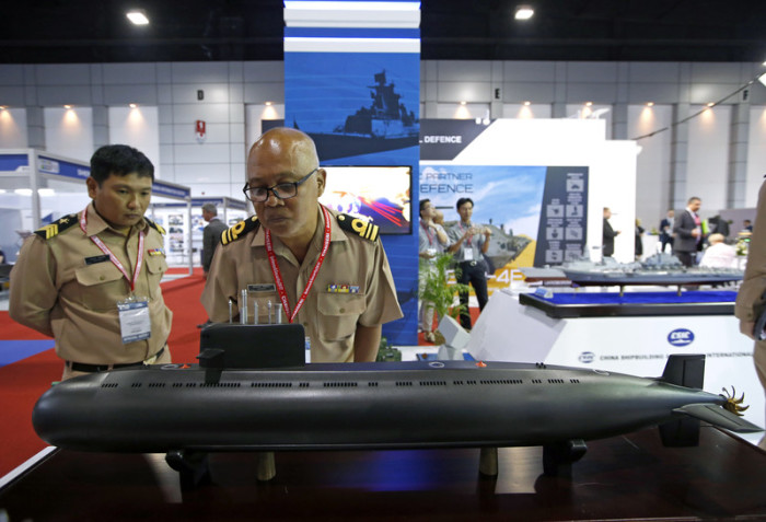 Marine-Offiziere schauen sich ein Modell eines chinesischen U-Bootes bei einer Ausstellung des Militärs in Bangkok an. Foto: epa/Rungroj Yongrit
