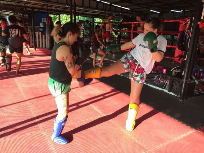 Sara Weeces (l.) und Emma Thomas (r.) beim Box-Training. Mit Thaiboxen ist es ein bisschen wie mit Fußball in Deutschland. Es ist ein Nationalsport mit Millionenpublikum,  von Männern geprägt, aber die Frauen werden sichtbarer. Fotos: Caroline Bock/dpa