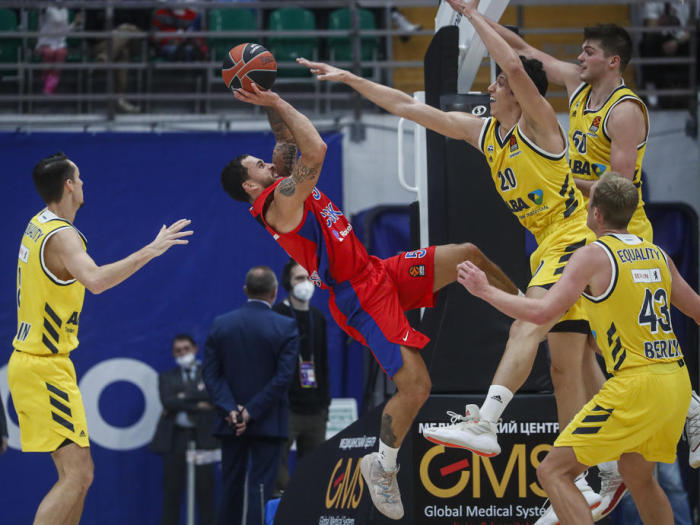 Alba Berlin gibt es nun auch bei weiteren Teams der Basketball-Bundesliga positive Corona-Tests. Foto:epa/Sergei Ilnitsky