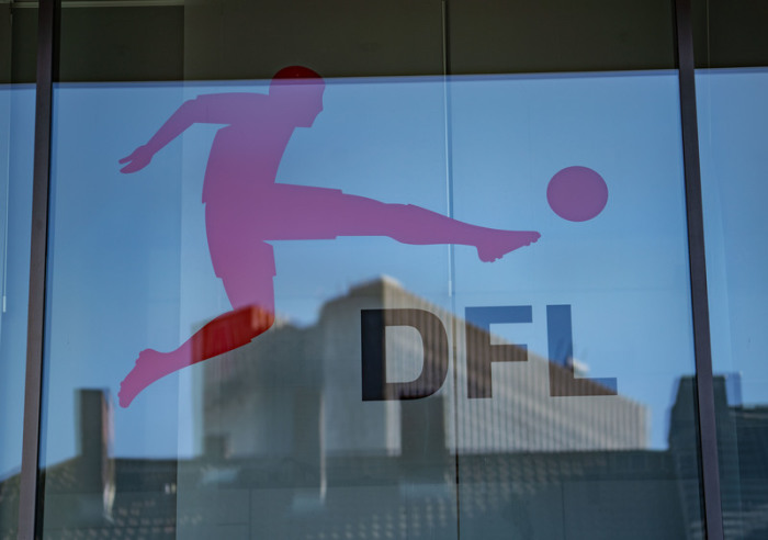 Das Logo der Deutschen Fußball Liga (DFL) ist am Eingang zur Zentrale zu sehen. Foto: Frank Rumpenhorst/Dpa