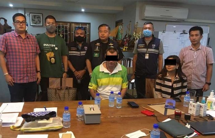 Ein deutscher Mann und eine Thailänderin wurden aufgrund von Haftbefehlen wegen Erpressung und Dokumentenfälschung verhaftet. Foto: Pattaya Eastern News
