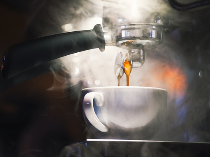 Frischer Kaffee fließt in eine Tasse. Foto: Nicolas Armer/dpa
