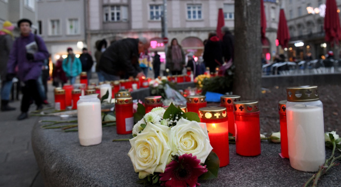 Am Königsplatz brennen Kerzen und liegen Blumen. Ein Feuerwehrmann war am Freitagabend (06.12.2019) hier in seiner Freizeit nach einem Schlag so schwer verletzt worden, dass er noch vor Ort starb Foto: Stefan Puchner/Dpa