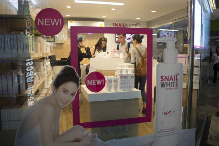 Whitening-Produkte mit Schneckenschleim erweisen sich für asiatische Kosmetikhersteller als Gelddruckmaschine. Foto: epa/Alisa Yuldybaeva