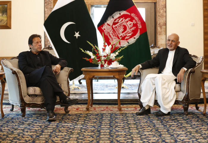 Im Präsidentenpalast in Kabul trifft sich der afghanische Präsident Ashraf Ghani (R) mit dem pakistanischen Premierminister Imran Khan (L). Foto: epa/Mohammad Ismail