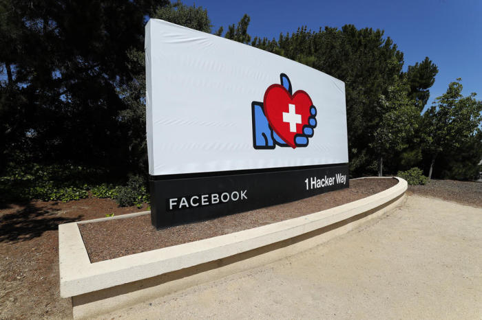 Ein Blick auf das ikonische Facebook-'Like'-Daumen hoch'-Schild am Eingang des Facebook-Hauptsitzes in Menlo Park, Kalifornien. Foto: epa/John G. Mabanglo