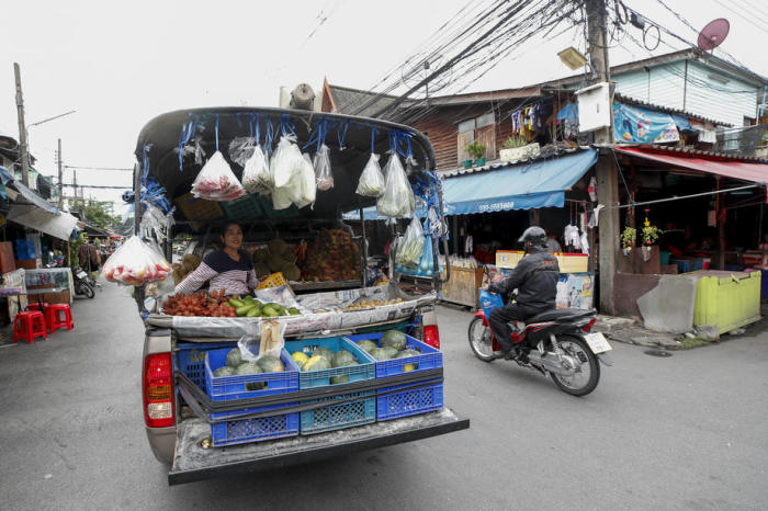 Eine mobile Obst- und Gemüseverkäuferin wartet auf Kundschaft. Foto: epa/Diego Azubel