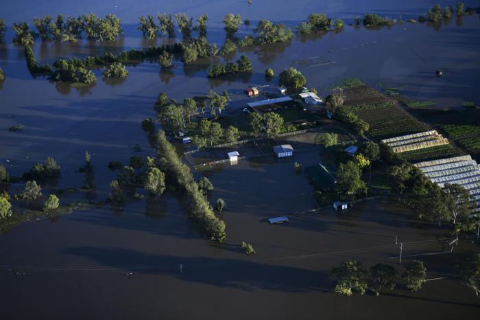 Von einem Hubschrauber aus sieht man die vom Hochwasser betroffenen Gebiete in Windsor und Pitt Town entlang des Hawkesbury River bei Sydney. Foto: epa/Lukas Coch