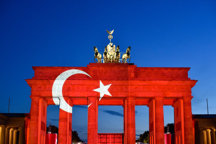  Nicht nur in Paris, auch in Deutschland, wie hier im Bild am Brandenburger Tor in Berlin, wurde den Opfern gedenkt. Foto: epa/Klaus-dietmar Gabbert