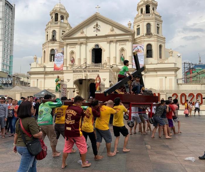 Schwarzer Nazarener repliziert Segen in Manila. Foto: epa/Francis R. Malasig