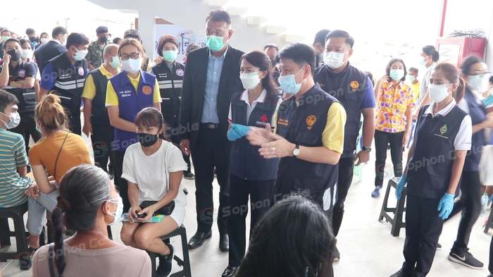 Chonburis Gouverneur Phakharathorn Tieanchai besuchte am Freitag die lokalen Impfzentren im Großraum Pattaya. Foto: Sophon Cable Tv