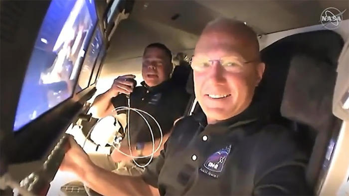 Die NASA-Astronauten Doug Hurley (Vordergrund) und Bob Behnken, an Bord des Raumschiffs SpaceX Crew Dragon auf der SpaceX Demo-2-Mission der NASA. Foto: epa/Nasa Tv