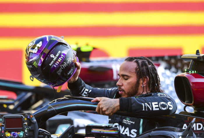 Lewis Hamilton von Mercedes-AMG Petronas, britischer Formel-1-Pilot, hebt die Trophäe nach seinem Sieg beim Formel-1-Grand-Prix 2020 in die Höhe. Foto: epa/Jennifer Lorenzini
