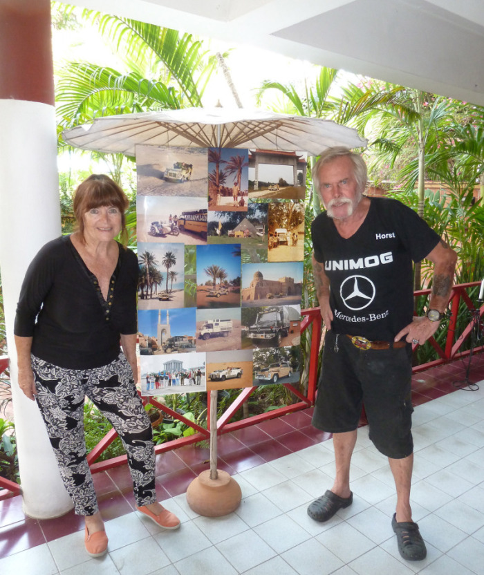 Birgit (l.) und Horst Licht (r.) zu Hause in Pattaya. Im FARANG erzählen sie von ihren Erfahrungen unterwegs. Foto: bj