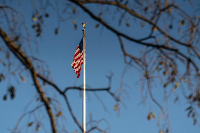 In Washington sieht man die US-Flagge im Wind wehen, wenn die Bäume im Herbst ihre Blätter verlieren. Foto: epa/Ken Cedeno
