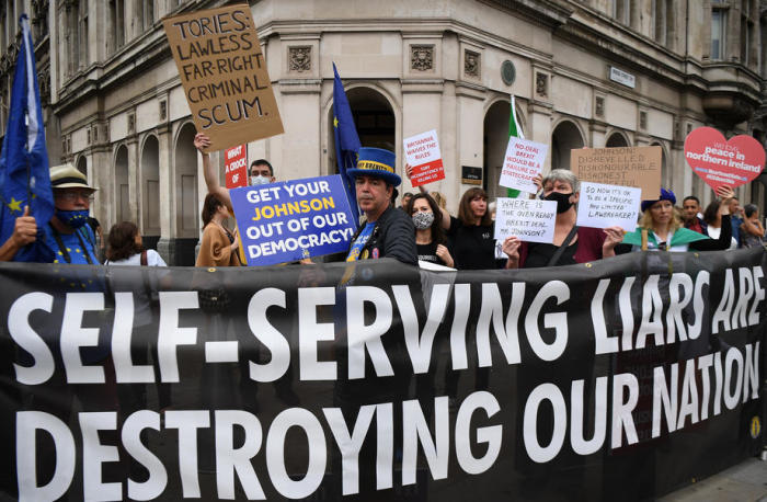 Pro-EU-Protestler demonstrieren vor dem Parlament in London. Foto: epa/Andy Rain