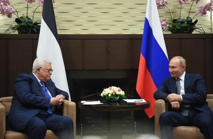Der russische Präsident Wladimir Putin (R) und der palästinensische Präsident Mahmoud Abbas (L) während ihres Treffens im Schwarzmeerort Sotschi. Foto: epa/Jewgeni Bijatow / Kremlin